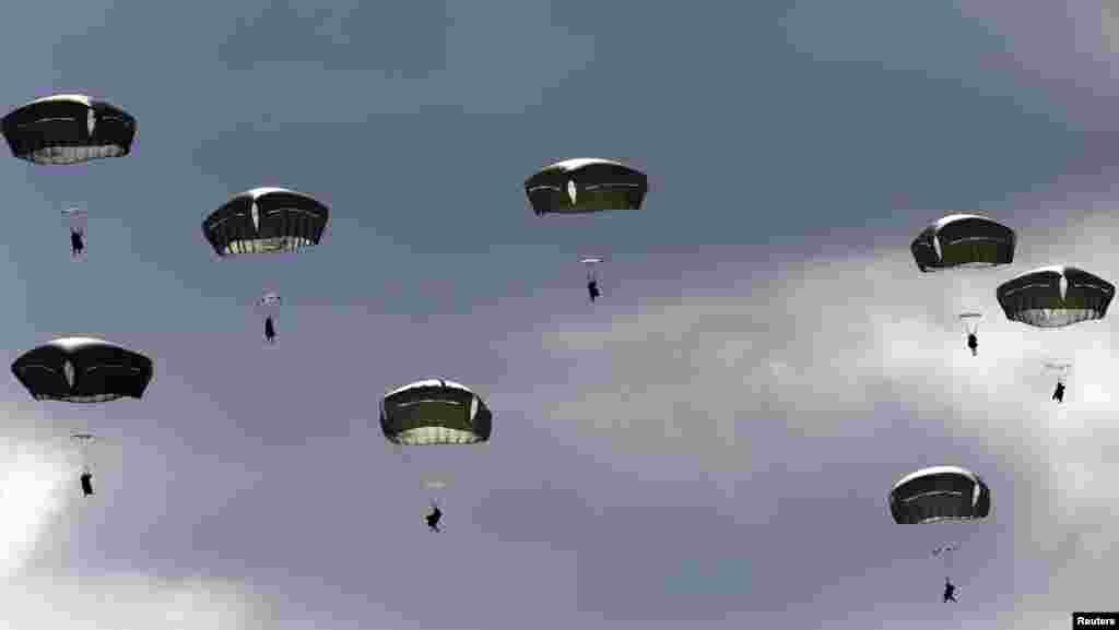 Team parasut militer AS berpartisipasi dalam latihan militer bersama NATO di padang pasir Bledowska, Chechlo, Polandia selatan.