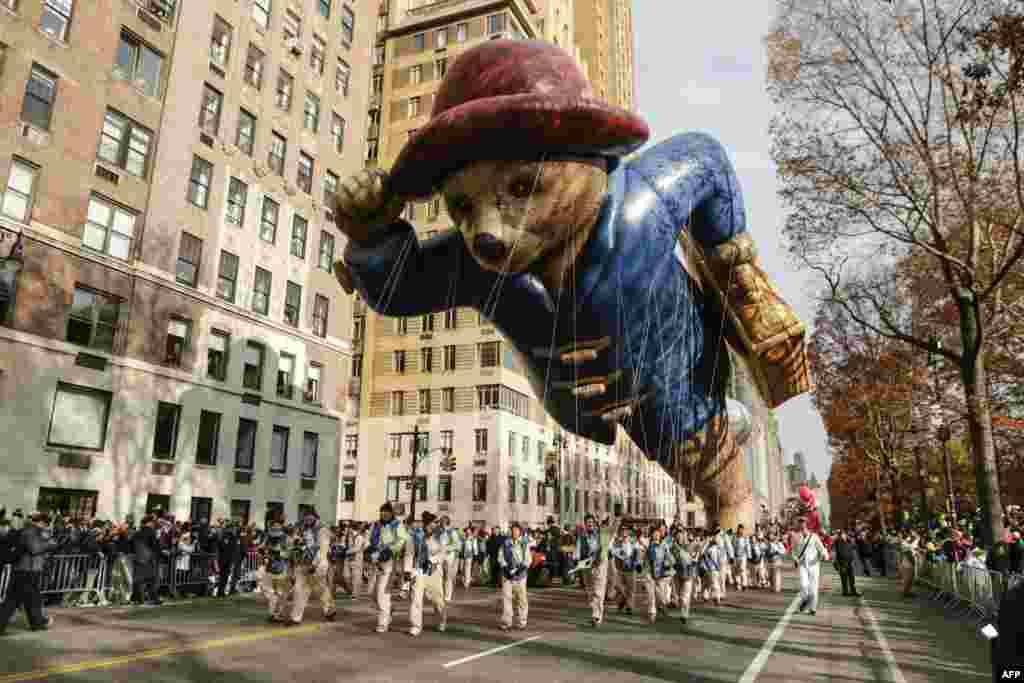 Balon beruang Paddington ikut meramaikan parade Hari Raya Thanksgiving Macy's di Manhattan, New York.