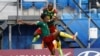 Les joueurs camerounais Andre-Frank Zambo Anguissa et Vincent Aboubakar à Saint Petersbourg, le 22 juin 2017.