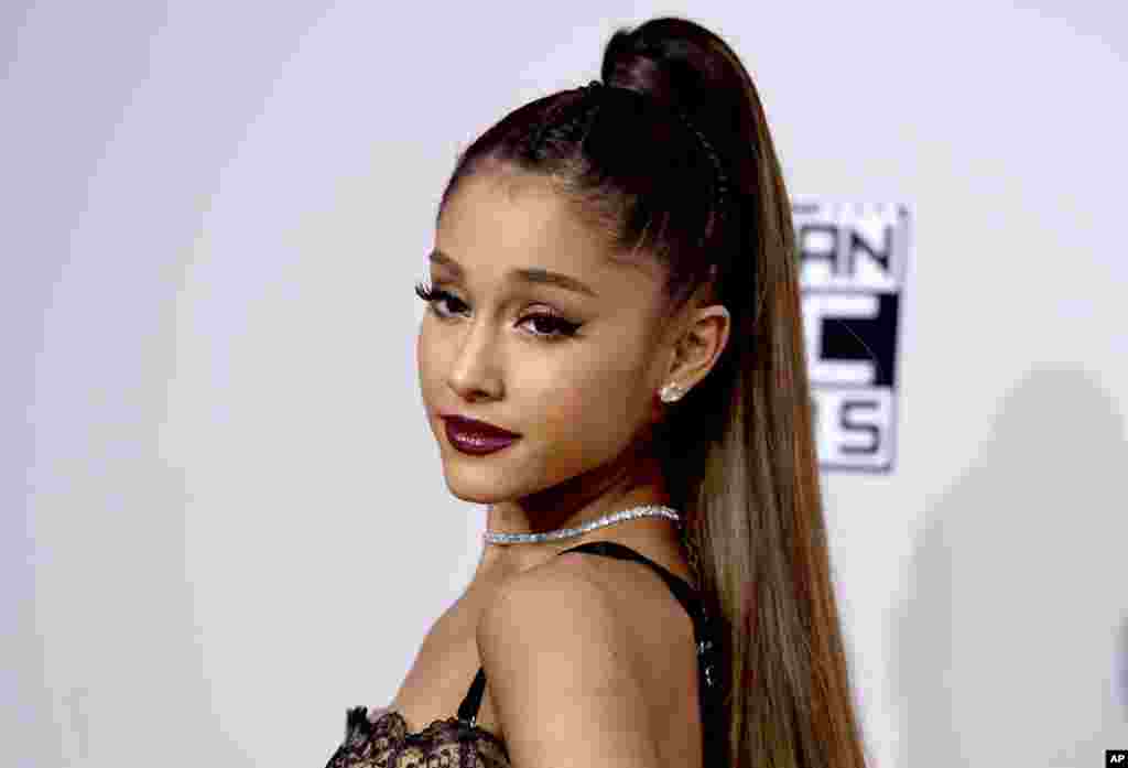 美国流行歌手爱莉安娜·格兰德(Ariana Grande)到洛杉矶的微软剧场参加美国音乐奖典礼(2016年11月20日)。2017年5月22日, 爱莉安娜·格兰德在曼彻斯特的演唱会结束时,一名自杀炸弹手引爆炸弹,造成22人死亡,100多人受伤。