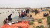 Les Blanchisseurs et autres débrouillards prennent d'assaut tous les jours le bord du fleuve Chari (vidéo)