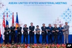 美国国务卿布林肯（左五）与东盟国家外长们在金边拍集体合影。（2022年8月4日）