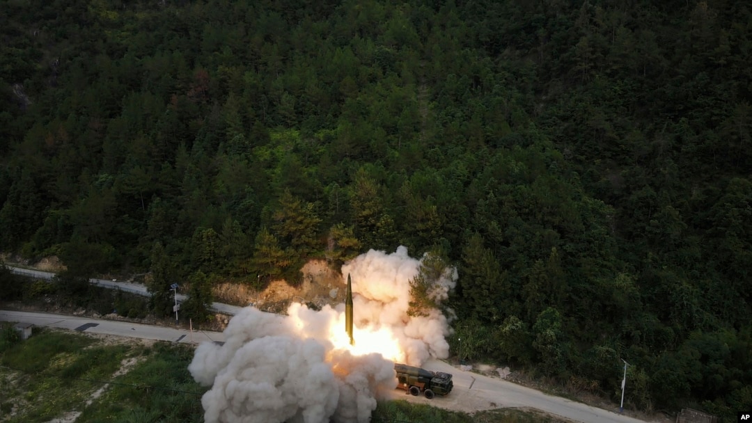 中共官媒新華社發布的照片顯示解放軍東部戰區火箭軍在大規模繞台軍演中進行遠程導彈實彈演習。 （2022年8月4日）
