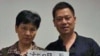 网上活动人士与游明磊母亲合影