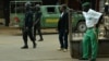 Des policiers à Bamenda, Cameroun, le 22 février 2018.