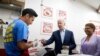 Prezidan Biden peye pou komann li nan Tacos 1986, yon restoran Meksiken nan vil Los Angeles, Jedi 13 Oktob 2022. 