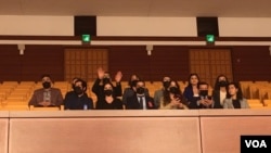 Rojnamevan li parlemana Tirkîyê pejirandina Qanûna Dezenfermasyonê protesto dikin.