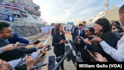 美国副总统哈里斯周三（9月28日）在日本东京附近的横须贺美国海军基地停靠的美国霍华德号驱逐舰上与媒体交谈。
