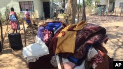 Mhuri dzinodarika makumi mashanu dzakadzingwa papurazi reWaterloo dzakabviswa zvakare pamugwagwa weChirundu-Harare padzakanga dzaiswa.