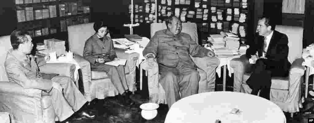 1972年2月21日,中共主席毛泽东在北京中南海会见美国总统尼克松,周恩来总理和翻译唐闻生在场。毛泽东曾告诉尼克松,林彪是反对尼克松访华的。但后来给林彪写传记的作家舒云表示,在1971年,在尼克松访华的准备阶段,林彪就欢迎,也想会见尼克松。
