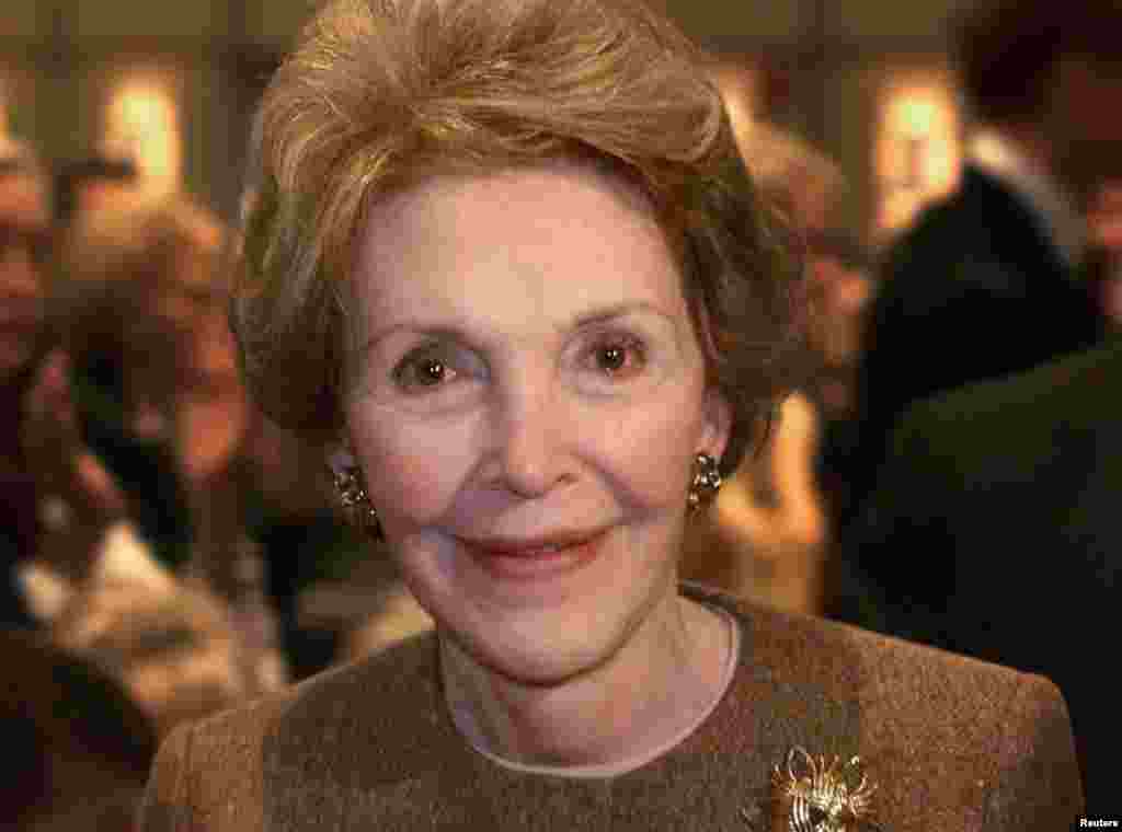 Mantan ibu negara AS Nancy Reagan berpose untuk fotografer setelah Gubernur Texas George W. Bush memberikan pidato pertama mengenai kebijakan luar negeri di Perpustakaan Kepresidenan Ronald Reagan di Simi Valley, California, 18 November 1999.