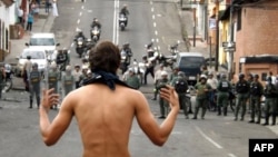 Un manifestante reta a las autoridades en una calle de Táchira.