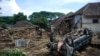 Tim penyelamat mencari korban yang hilang di tepi Sungai Cimanuk di Kabupaten Garut, Jawa Barat pada tanggal 22 September 2016, sehari setelah terjadinya serangkaian tanah longsor dan banjir bandang di beberapa daerah. (foto: AFP Photo/Timur Matahari)