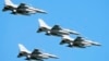ARHIVA - Američki avioni F-16 na nebu iznad Varšave tokom vojne parade povodom Dana Armije Poljske, 15. avgusta 2023. (Foto: AP/Czarek Sokolowski)
