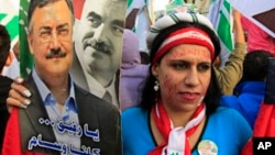 Lebanese protesters demonstrate in Beirut against the regime of Syrian President Bashar al-Assad, January 12, 2013.