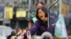 台湾民进党总统候选人蔡英文在新台北市举行的一次竞选活动中与支持者握手。（2016年1月15日）