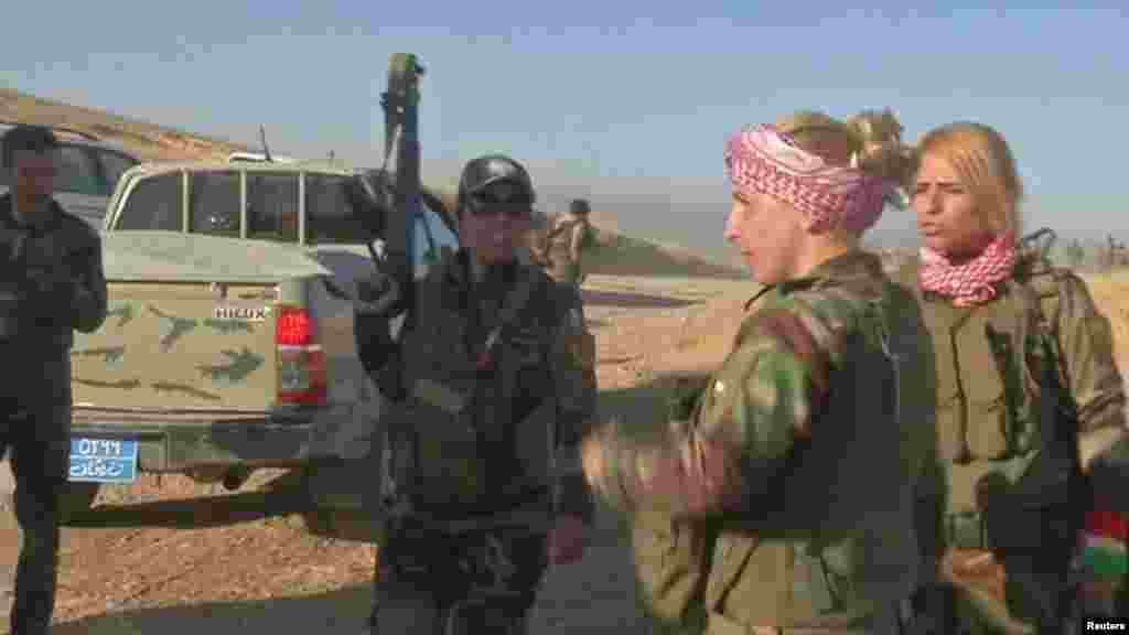 Pejuang Peshmerga Kurdi terlihat di Khazer, sebelah barat Erbil di Irak (17/10).