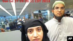 Tashfeen Malik, y Syed Farook, pasan por el aeropuerto Internacional O'Hare de Chicago en julio de 2014. Foto proporcionada por la Agencia de Aduanas y Protección Fronteriza de Estados Unidos.