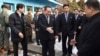 朝鲜首席代表、和平统一委员会主席李善权（中）在板门店非军事区走过边界时与迎接他的韩国官员握手（2018年1月9日）