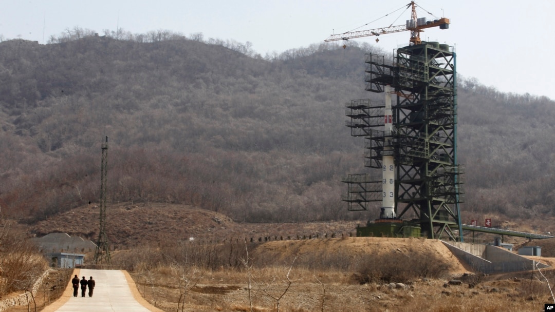 지난 2012년 4월 북한 동창리 미사일 발사대에 은하-3호 장거리 로켓이 발사대기 상태로 세워져있다.