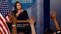 La portavoz de la Casa Blanca, Sarah Huckabee Sanders, dijo que el tema de los supuestos elogios por los éxitos en las políticas de inmigración había surgido, pero en una conversación que Trump y Peña Nieto sostuvieron en Alemania.