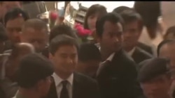 2013-12-12 美國之音視頻新聞: 前泰國總理阿披實被控謀殺兩名抗議者
