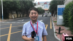在济南采访的美国之音记者叶兵