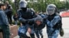 Policajci hapse demonstranta tokom mirnog protesta u centru Moksve, Rusija, 3. avgusta 2019.