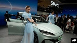Automjetet e kompanisë BYD gjatë një panairi në Pekin (25 prill 2024)