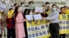 香港社區組織協會等多個民間團體，向房屋委員會代表提交有關規管劣質劏房的”簡樸房”政策”一人一信”意見書，呼籲當局妥善安置受影響劏房居民，並且設立起始租金，以免簡樸房業主大幅加租。(美國之音照片)