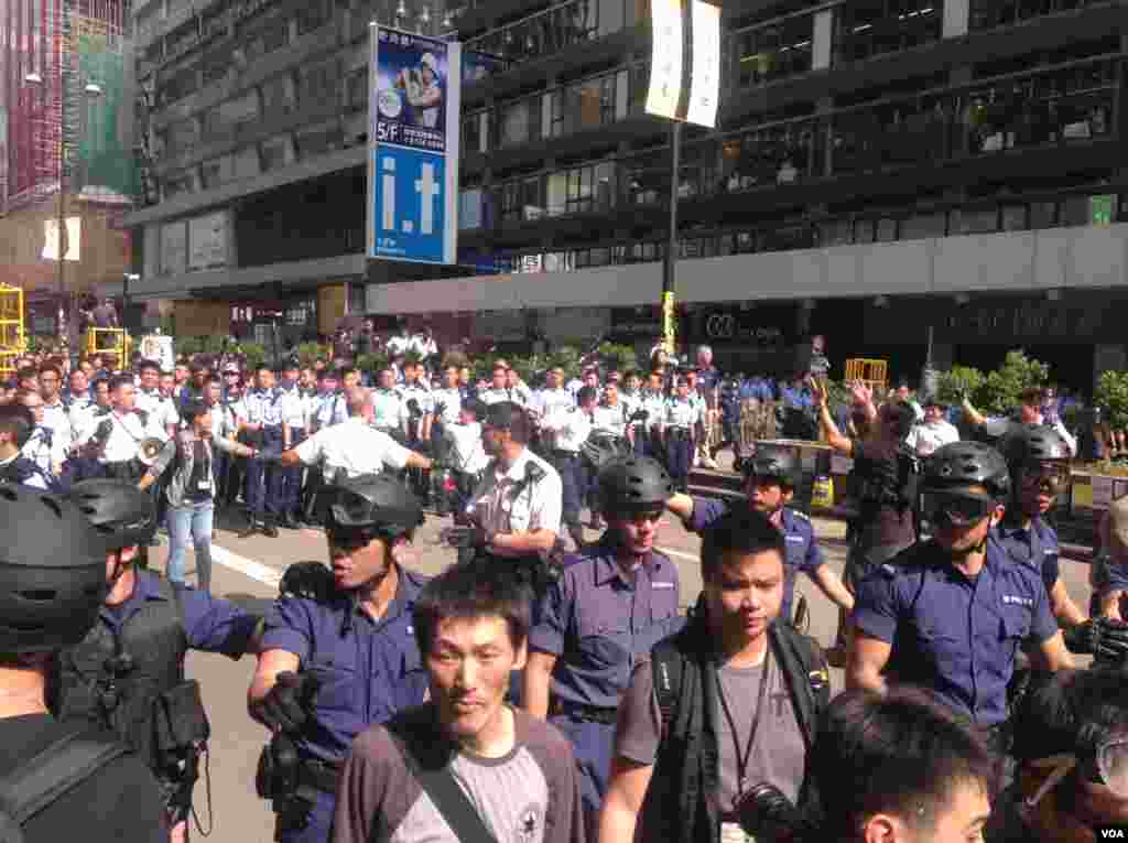 香港警方星期三上午展开强行清场行动（美国之音海彦 拍摄)。