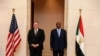 Le secrétaire d'État américain Mike Pompeo (à gauche) avec le chef du Conseil souverain du Soudan, le général Abdel Fattah al-Burhan, à Khartoum, le 25 août 2020.