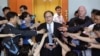 朝核六方会谈美国特使悉尼•塞勒(中)在首尔与韩国外交部高官会谈后对媒体讲话（2015年7月27日）