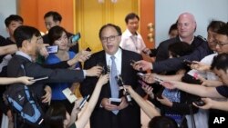 朝核六方会谈美国特使悉尼•塞勒(中)在首尔与韩国外交部高官会谈后对媒体讲话（2015年7月27日）
