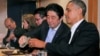 日本首相安倍晋三和美国总统奥巴马在东京一起共进晚餐（资料照片）。