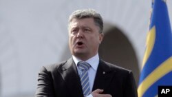 Presiden Ukraina Petro Poroshenko menyanyikan lagu kebangsaan dalam parade perayaan Hari Kemerdekaan Ukraina di Kyiv, 24 Agustus 2014.