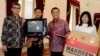 Muhammad Kusrin perakit televisi asal Karanganyar Jawa Tengah (nomor dua dari kiri) didampingi staf komunikasi Johan Budi (paling kiri) dan Menperind Saleh Husin (nomor dua dari kanan) di Istana Merdeka, Jakarta, 25 Januari 2016 (Foto: VOA/Andylala)