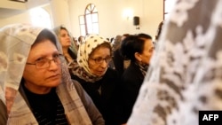گروهی از آشوریان سوریه که درپی جنگ داخلی سوریه به لبنان گریخته اند، در حال نیایش در کلیسایی در حومه بیروت - ۱۴ فروردین ۱۳۹۴