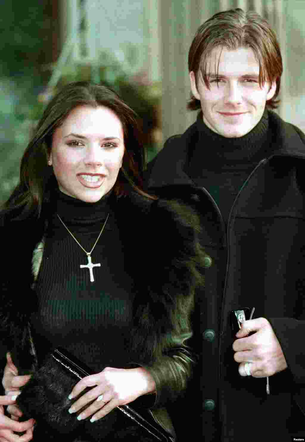 David Beckham bersama tunangannya saat itu Victoria Adams pada 25 Januari 1998.