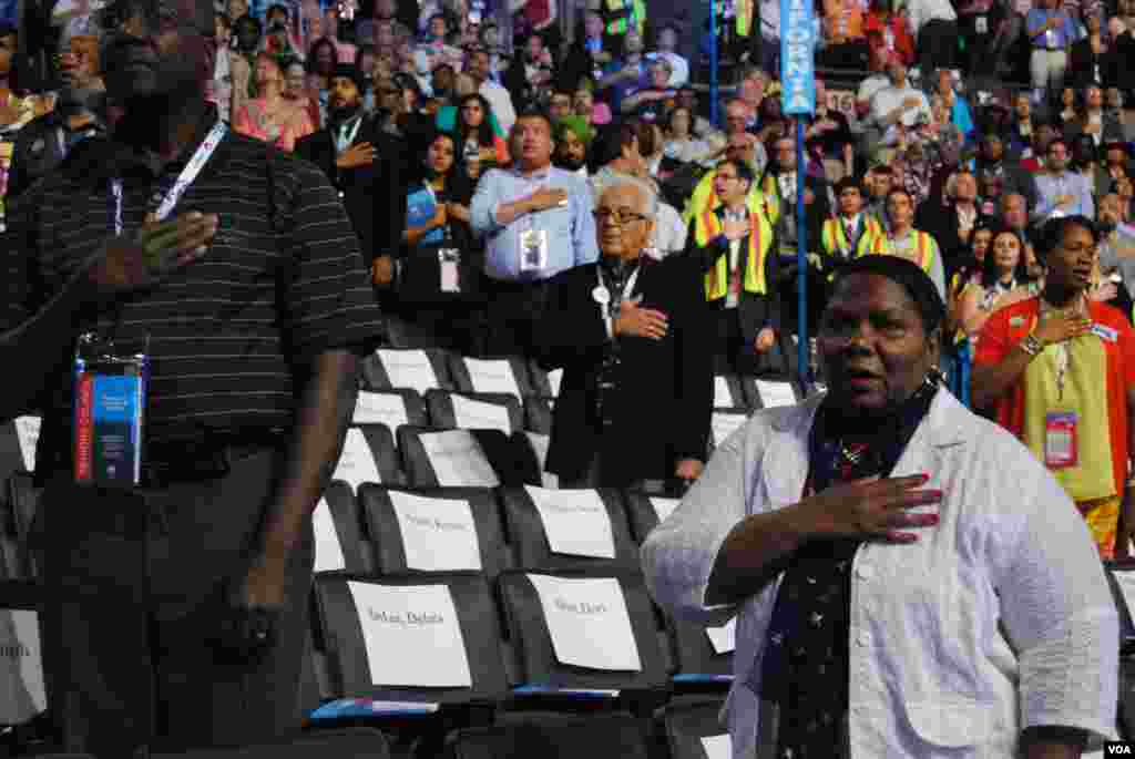 Delegates recite the Pledge of Allegiance at the opening of the Democratic National Convention, Charlotte, North Carolina, September 4, 2012. (J. Featherly/VOA)