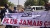 Des manifestants brandissent une banderole indiquant « Plus jamais ça » lors du sit-in des victimes des exactions perpétrées par l’ex-Direction de la documentation et de la sécurité (DDS), service des renseignements sous le régime du dictateur tchadien Hi