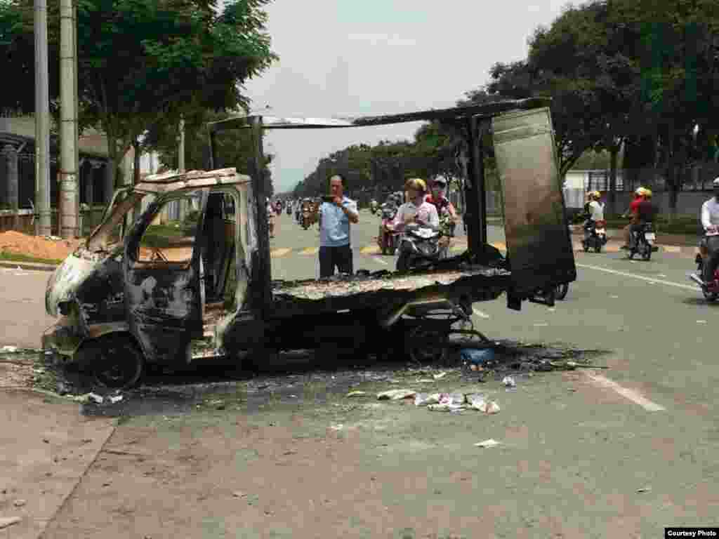 Para demonstran membakar truk dalam protes menolak China di provinsi selatan Binh Duong.