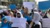 Sejumlah perempuan Afghanistan berdemo di Kabul, Afghanistan memprotes aturan baru Taliban yang melarang perempuan bepergian tanpa didampingi anggota keluarga laki-laki, 26 Maret 2022. (Foto: Mohammed Shoaib Amin/AP)