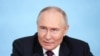 Presiden Rusia Vladimir Putin berbicara dengan sejumlah kepala kantor berita asing di St. Petersburg, Rusia, pada 5 Juni 2024. (Foto: AFP/Pool/Valentina Pevtcova)