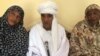 Le général de Brigade à la retraite, Yaya Batit Ali, en grand boubou entouré des veuves des ex-combattants de la FRRRT à N'Djamena, 9 septembre 2017. (VOA/André Kodmadjingar)