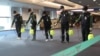 韩国首尔以西的仁川国际机场，清洁服务人员在海关、移民和检疫区喷洒消毒剂（2020年1月21日）。