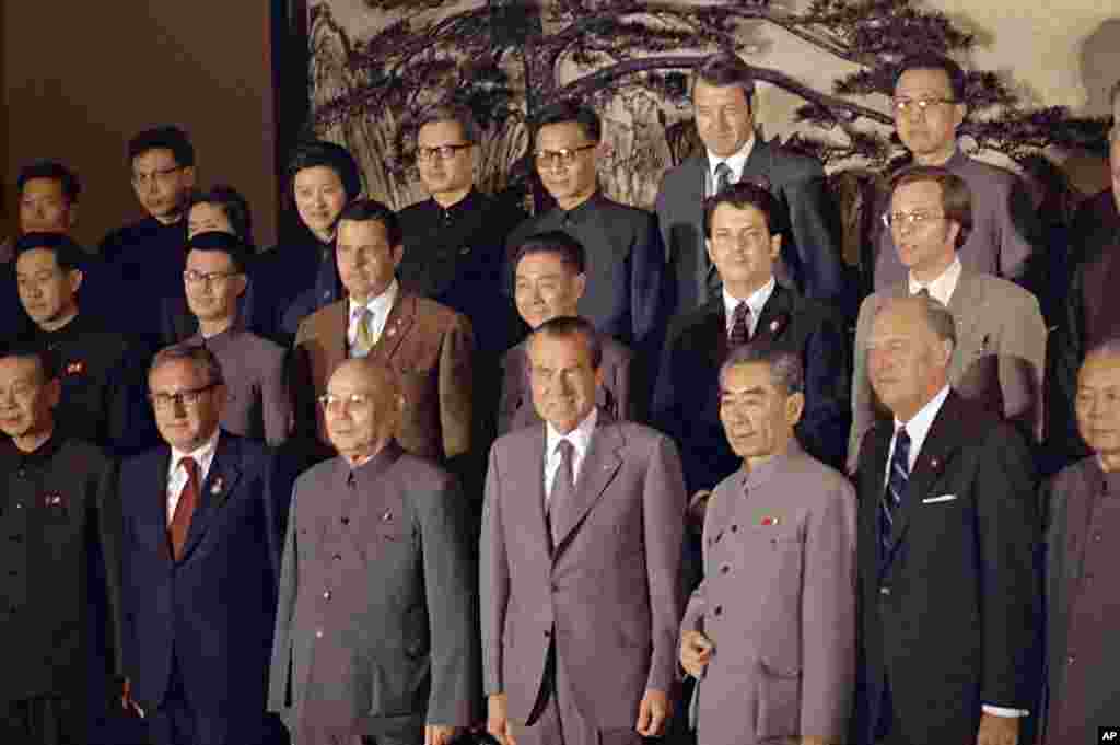 1972年2月28日,美国代表团和中方人员合影。前排左起;姬鹏飞、基辛格、叶剑英、尼克松、周恩来、罗杰斯、李先念。美国国务卿罗杰斯后面是洛德,洛德后来成为美国驻华大使