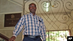 Rafael Marques no edifício da Procuradoria Geral da República, depois de ter apresentado a queixa-crime