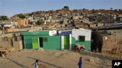 Luanda:Residentes de bairro suburbano cortam o trânsito e exigem electricidade