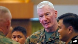 El teniente General John Doolan (centro), comandante de las fuerzas estadounidenses en el Pacífico en el inicio de los ejercicios militares Balikatan 2016, en la ciudad de Quezon, Filipinas.